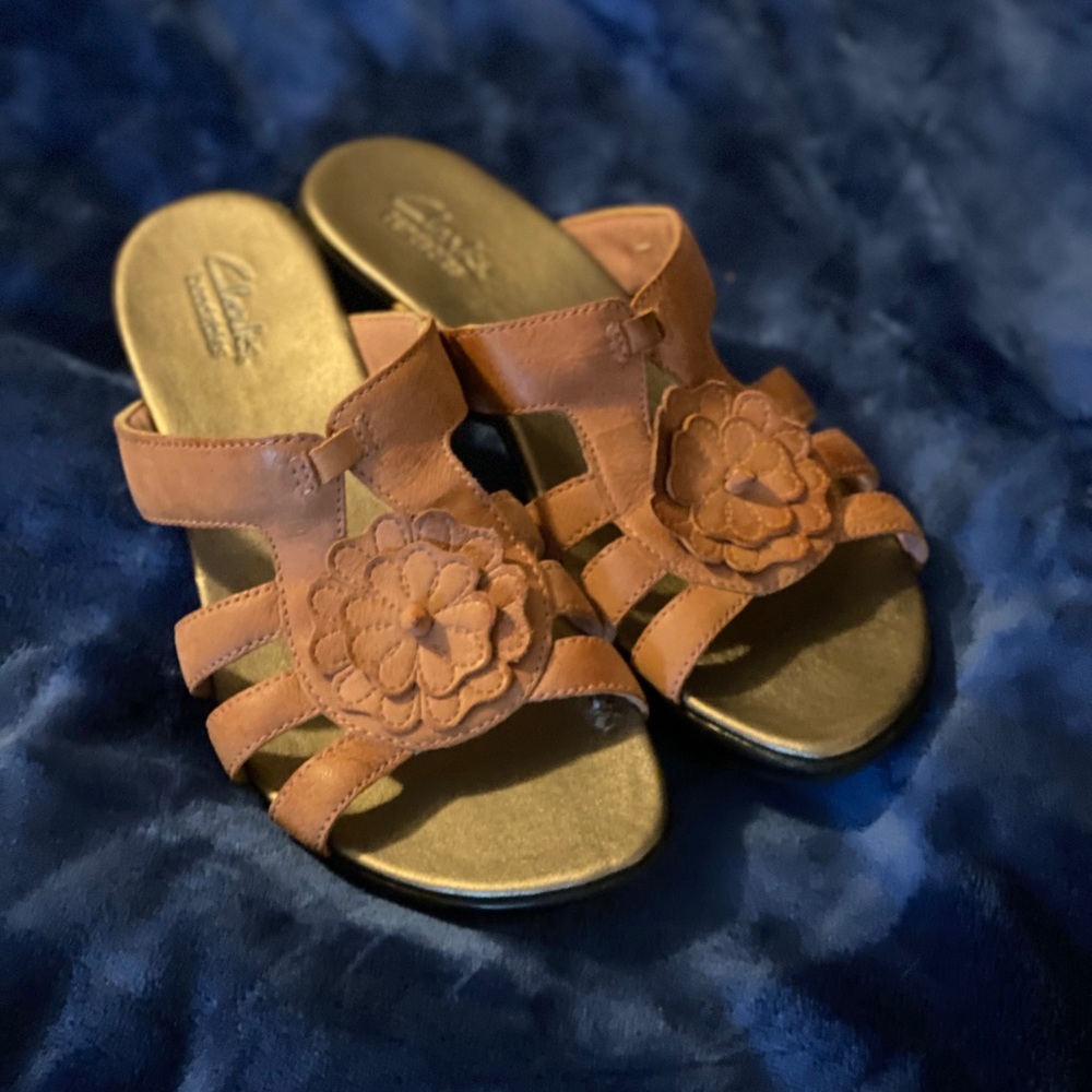 SOLD Clark’s pink sandal